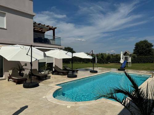 Bazén v ubytování Valdebek Apartments with pool nebo v jeho okolí