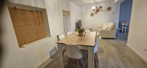 a dining room table and chairs in a room at Casa Riquelme 2 in Alpedrete