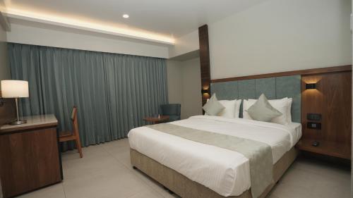 Postel nebo postele na pokoji v ubytování The Qubice Hotel, Kolhapur