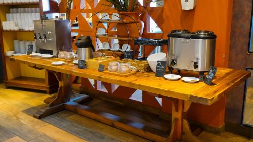 a wooden table in a kitchen with a counter with aounter at Hot Beach Resort in Olímpia