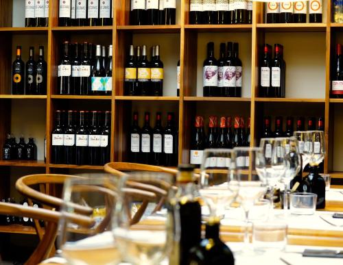 a table with glasses and bottles of wine at Hotel Villa Emilia in Barcelona