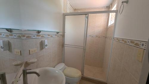 Un baño con ducha, inodoro y lavabo. en Chalet Real, en Lemos