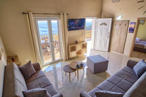 TV a/nebo společenská místnost v ubytování Christine's Seaview by CorfuEscapes