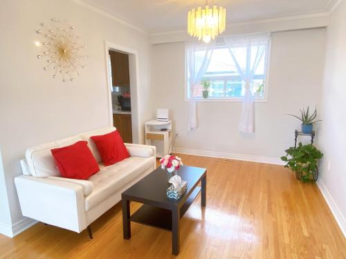 un soggiorno con un divano e un tavolo di Sunny House - Main Floor, Free parking, in Toronto a Toronto