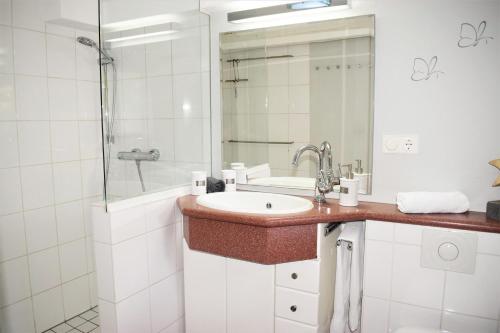 Bilik mandi di Ferienhaus Heimathafen