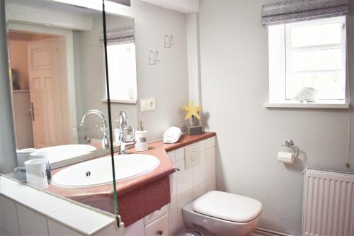 Bilik mandi di Ferienhaus Heimathafen