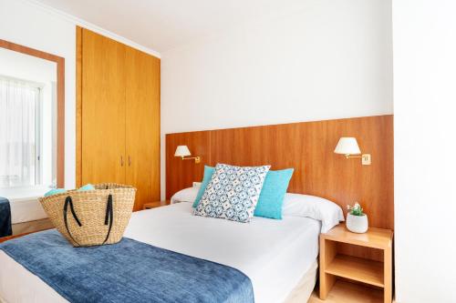 Postel nebo postele na pokoji v ubytování Aparthotel Ona Palamós