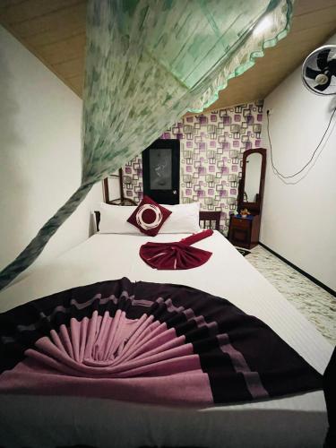 a bedroom with a large bed in a room at Green Grass Homestay in Sigiriya