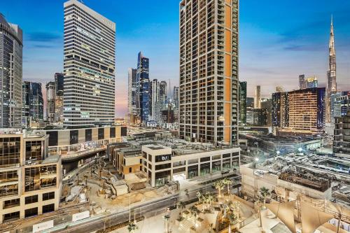 Luxury 1BR in Business Bay with Burj Khalifa Views, Balcony, Pool and Gym Access