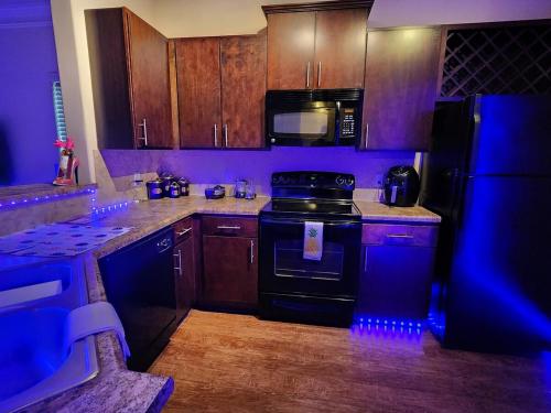 Η κουζίνα ή μικρή κουζίνα στο OMG! Adults Only Fun - Word of the Day Pineapples Sleeps 3 Maybe 4 Wink Wink - INSTANT BOOKING Pools & Clubhouse still Open