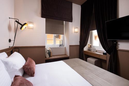Una cama o camas en una habitación de The K Nest Hotel Nafplio