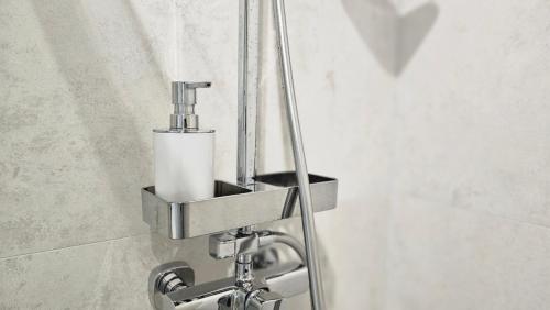 einem Metall-WC-Papierspender im Bad in der Unterkunft Nova Letnica Sea Apartaments in Gdańsk Letnica