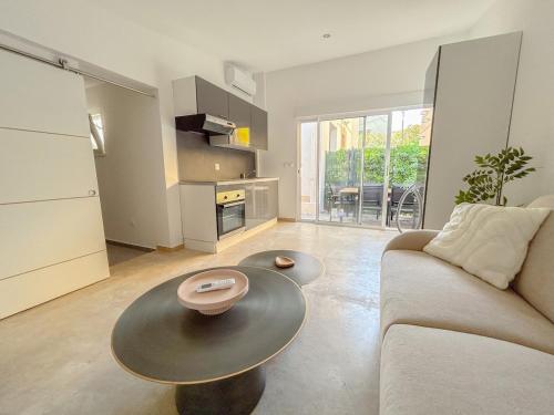 un salon avec un canapé et une table dans l'établissement Charmant studio avec parking terrasse et proche de la plage, à Saint-Raphaël