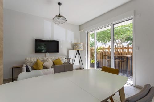 un salon avec une table blanche et un canapé dans l'établissement DIFY Sedallian - Vaise, à Lyon