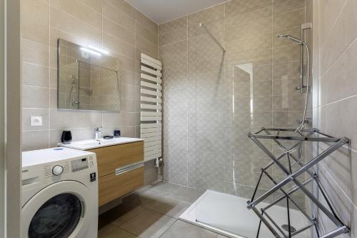 une salle de bain avec une machine à laver et un lavabo dans l'établissement DIFY Sedallian - Vaise, à Lyon