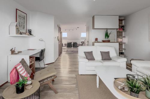 科克赛德Zeezonzand 0202的客厅里有一张白色的沙发和一张桌子