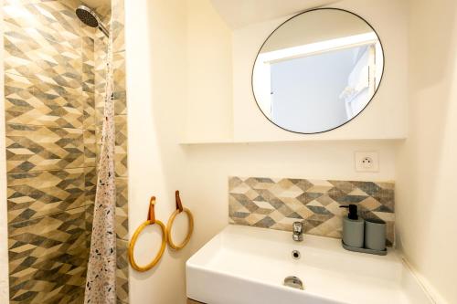 Ένα μπάνιο στο Lou Pistou Appartement lumineux près de la plage