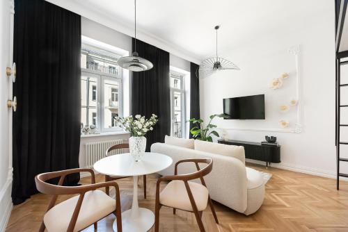 Wilcza Apartment with Mezzanine by BookingHost