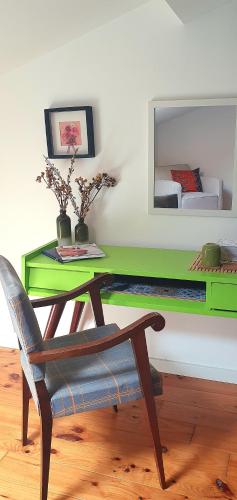 a room with a green desk and a chair at A-Típica GuestHouse in Ponta Delgada