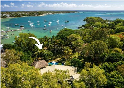 Villa exceptionnelle en bord de mer في ترو دو دوس: اطلالة جوية على ميناء مع قوارب في الماء