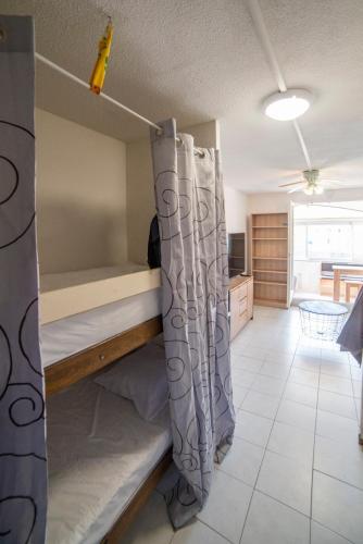 une chambre avec deux lits superposés dans une pièce dans l'établissement Vue lac & mer à pied - Séjour détente, à Port-la-Nouvelle