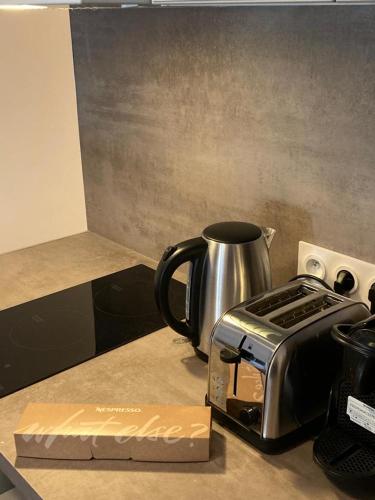 une cafetière et un grille-pain sur un comptoir dans l'établissement Evasion Marine 3, à Palavas-les-Flots