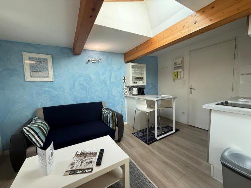 un salon avec un canapé et une table dans l'établissement Studio confortable proche gare - Escale Belfortaine, à Belfort