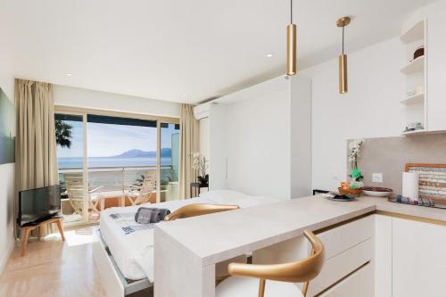 une cuisine et un salon avec vue sur l'océan dans l'établissement Sur la Croisette studio neuf, à Cannes