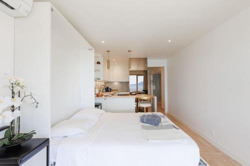 Cet appartement comprend une chambre avec deux lits et une cuisine. dans l'établissement Sur la Croisette studio neuf, à Cannes