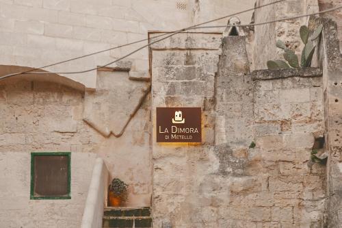 a sign on the side of a building at La Dimora Di Metello in Matera