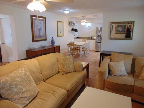 un soggiorno con due divani e una cucina di Sarasota Springs a Sarasota