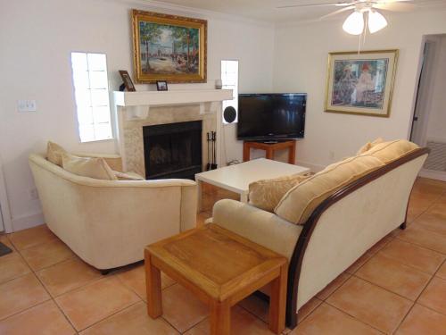 un soggiorno con divano e camino di Sarasota Springs a Sarasota