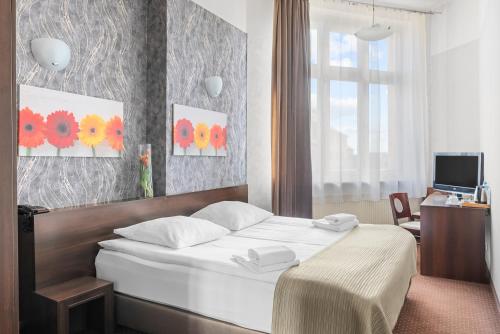 a hotel room with a bed and a window at Hotel Diament Economy Gliwice in Gliwice