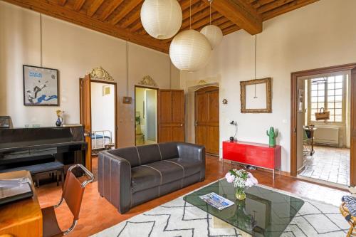 - un salon avec un canapé et un piano dans l'établissement La Petite Provence de Camille, à Saint-Rémy-de-Provence