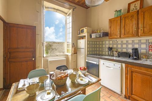 une cuisine avec une table avec de la nourriture dessus dans l'établissement La Petite Provence de Camille, à Saint-Rémy-de-Provence