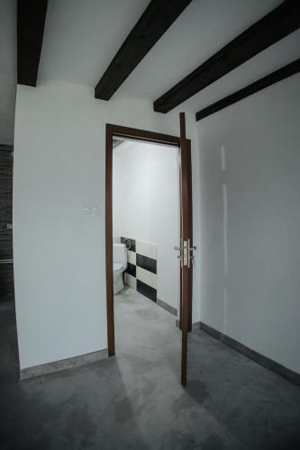 an open door to a room with a bathroom at Boierița Home Stay in Fundu Moldovei