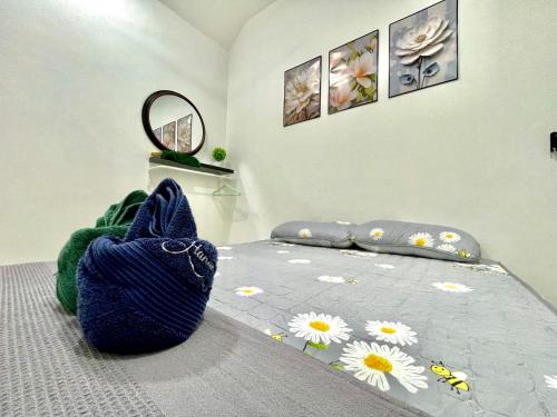 Postel nebo postele na pokoji v ubytování Hanan Homestay Klebang Ipoh with a view of Mount Korbu, for Musl!m only!!