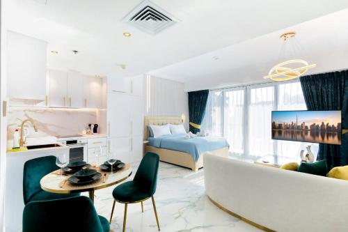 Chic City Retreat Steps from Dubai Mall & Dubai Opera