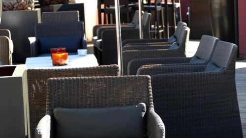 a row of wicker chairs sitting in a row at Hotel Villa Emilia in Barcelona