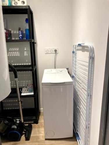 Cette chambre comprend un petit réfrigérateur et une étagère. dans l'établissement Les Gites de Pilot, à Lussac