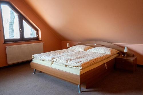 a bedroom with a bed and a window at Chata Guľka Kováčová in Kováčová