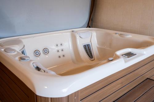 a white bath tub in a bathroom at Chata Guľka Kováčová in Kováčová