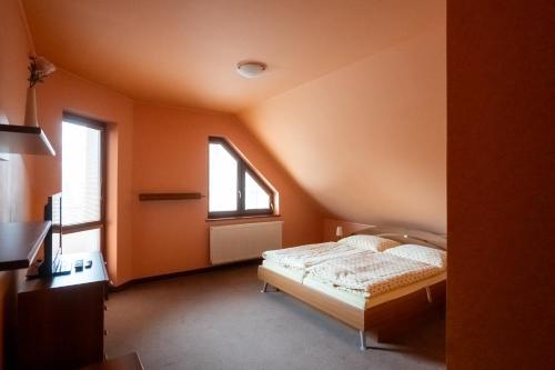 a bedroom with a bed and a window at Chata Guľka Kováčová in Kováčová