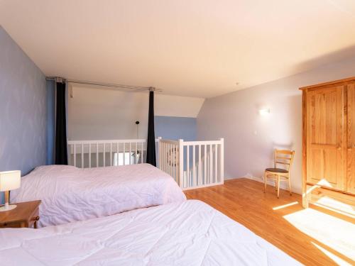 une chambre avec deux lits, une table et une chaise dans l'établissement Carnac - Triplex 2 pièces + mezzanine, 85m², 1 chambre, Parking, Proche plage - FR-1-477-84, à Carnac