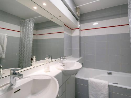 une salle de bain avec deux lavabos et un miroir dans l'établissement Carnac - Triplex 2 pièces + mezzanine, 85m², 1 chambre, Parking, Proche plage - FR-1-477-84, à Carnac