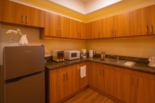 Η κουζίνα ή μικρή κουζίνα στο One Aston Residences 2BR Balcony Suite Near Mines View Baguio