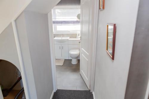 Koupelna v ubytování Twin room with garden view in Shirehampton