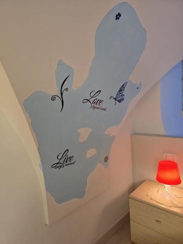a room with a wall mural of a map with butterflies at Lo scrigno dei sogni in Polignano a Mare