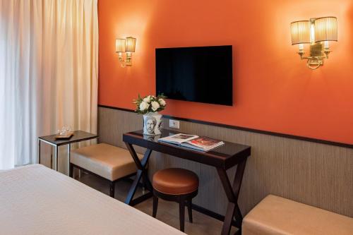 TV a/nebo společenská místnost v ubytování Starhotels Michelangelo Rome