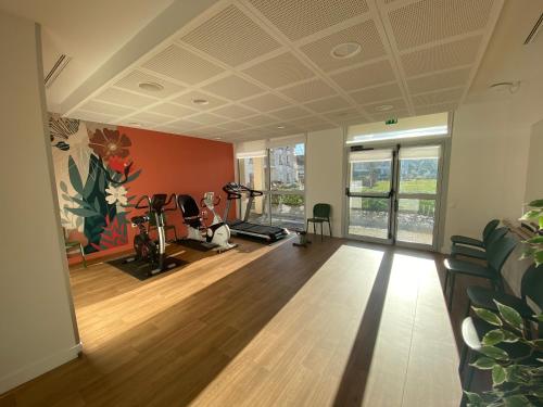 Cette chambre comprend une salle de sport dotée de parquet et d'un plafond. dans l'établissement Domitys Le Chant des Lavandières, à Vernouillet
